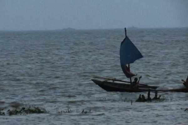 সন্ধ্যায় মাছ ধরে এক জেলের ঘরে ফেরা