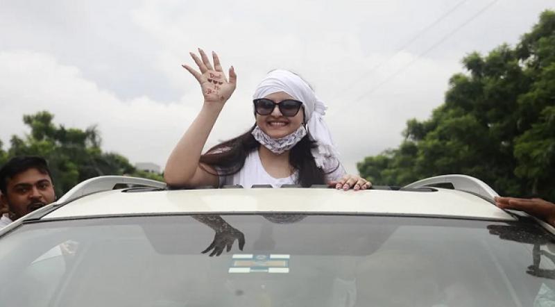 ভিন্ন লুকে জেল থেকে বের হলেন পরীমনি ভিন্ন লুকে জেল থেকে বের হলেন পরীমনি