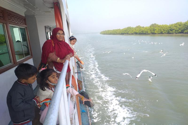 ঝাকে ঝাকে গাংচিলের সাথে সেন্টমার্টিন ভ্রমণ