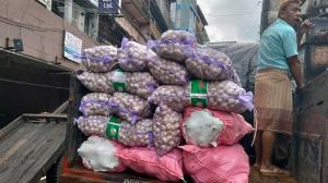 খাতুনগঞ্জে ভোগ্যপণ্যের দাম নিম্নমুখী