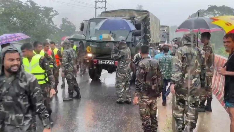 ফেনীতে বানভাসি মানুষের বাঁচার আকুতি, উদ্ধারে সেনাবাহিনী-বিজিবি