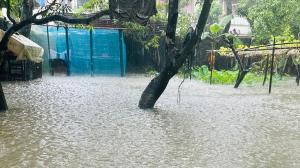 নোয়াখালীতে ডুবেছে বাড়িঘর-রাস্তাঘাট, আশ্রয়কেন্দ্রে ঠাঁই মানুষের