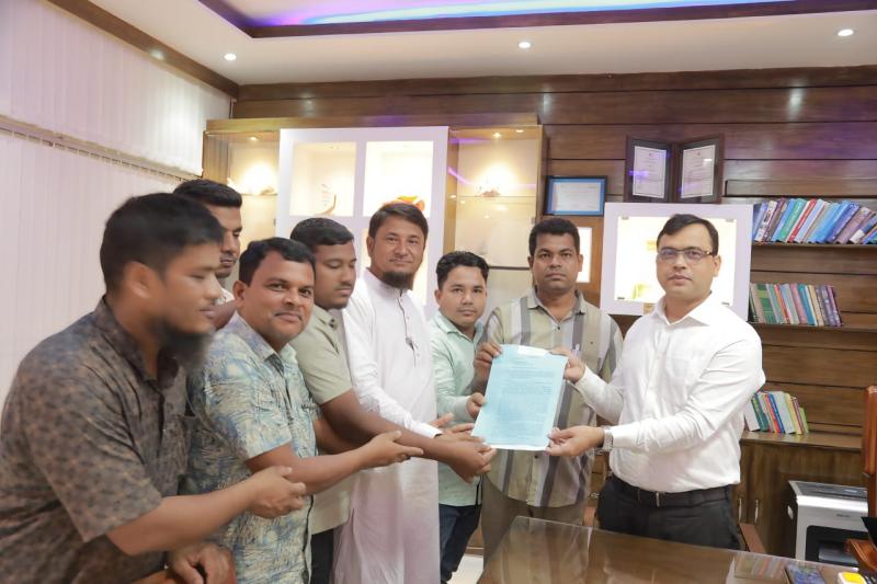 জমি ক্রয় বিক্রয়ে জেলা প্রশাসকের পূর্বানুমতির আদেশ বাতিল চেয়ে স্মারকলিপি