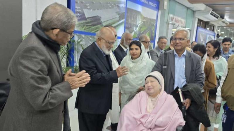 খালেদা জিয়াকে নিয়ে ঢাকা ছাড়ল এয়ার অ্যাম্বুলেন্স