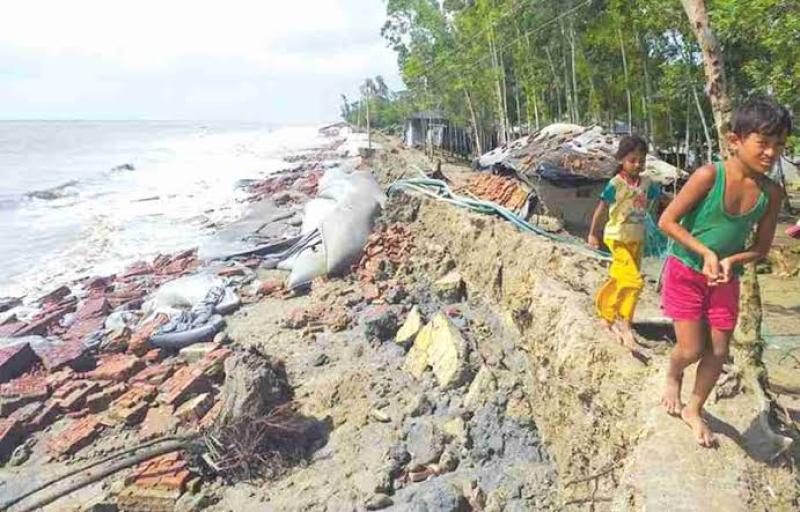 টেকসই বেড়িবাঁধ না থাকায় উপকূলীয় অঞ্চলের মানুষের এখনো কাটেনি আতঙ্ক