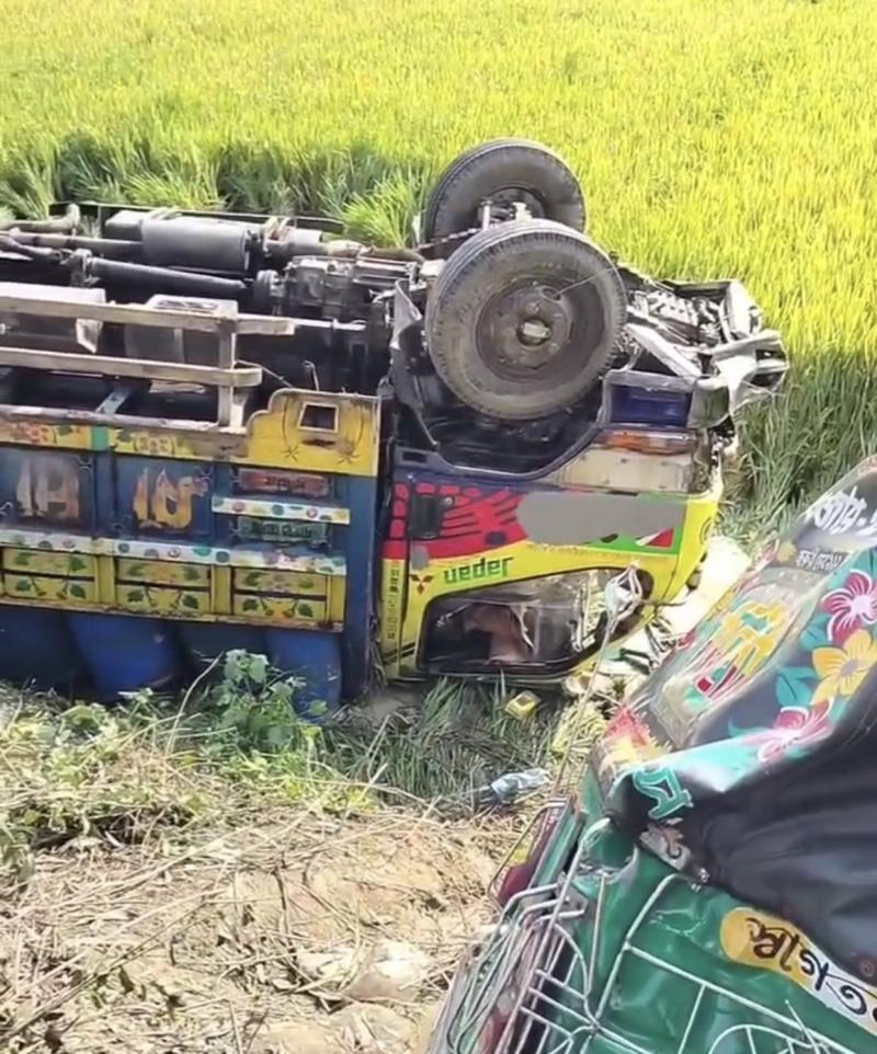 রামুতে ট্রাক-সিএনজি সংঘর্ষে প্রাণ গেল সিএনজি চালকের