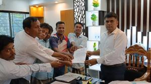চৌফলদন্ডী ঘাটে যাত্রী পারাপারে অতিরিক্ত ভাড়া আদায় ও হয়রানির অভিযোগে স্মারকলিপি 