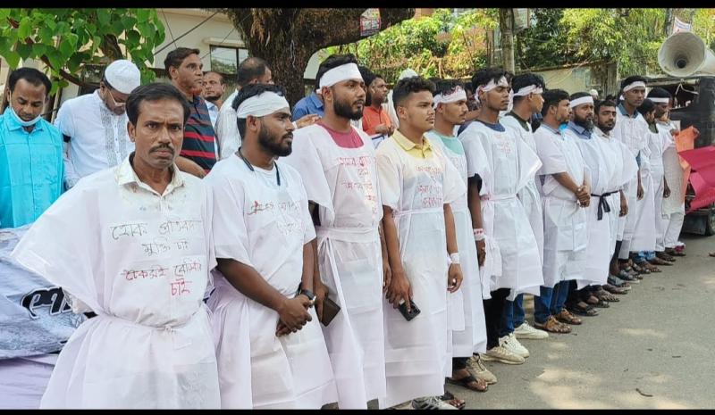 কাফনের কাপড় পরে ‘টেকসই বেড়িবাঁধ নিমার্ণের দাবি’ কুতুবদিয়াবাসীর