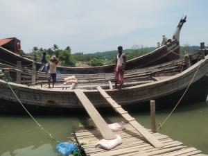 ইউএনও’র অনুমতিপত্র জালিয়াতি করে মিয়ানমারে নির্মাণ সামগ্রী পাচার :  প্রশাসনের কর্মচারি সাময়িক বহিষ্কার