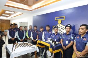 মহেশখালী থেকে চালানের সময় সীতাকুণ্ডে অন্ত্রের চালান আটক : চালকসহ গ্রেফতার দুই, মাইক্রোবাস জব্দ