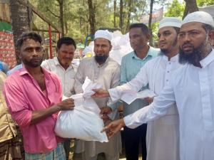 উখিয়ায় জেলেদের খাদ্য সামগ্রী বিতরণ