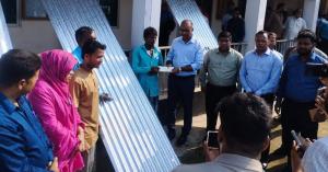 পেকুয়ায় অগ্নিকান্ডে ক্ষতিগ্রস্ত পরিবারের মাঝে ঢেউ টিন বিতরণ