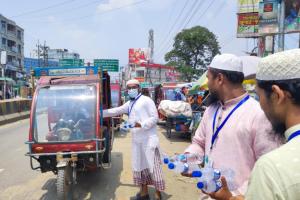 তপ্ত রোদে পথচারীদের মাঝে জেলা ইসলামী ছাত্রসমাজের পানি ও খাবার স্যালাইন বিতরণ