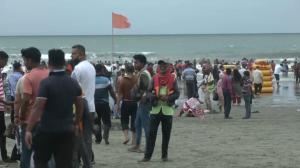 ঝড়ো বৃষ্টিতেও সাগরে থেমে নেই পর্যটকদের আনন্দ