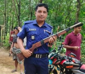 বাইশারীতে জনতার তাড়া খেয়ে অস্ত্র ফেলে পালালো  ডাকাত দল