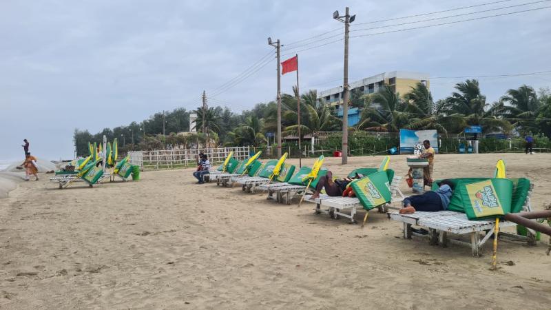 বৈরী আবহাওয়া: বিপাকে সৈকতপাড়ের ব্যবসায়ীরা