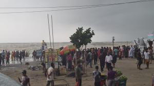 সমুদ্রের রুদ্ররূপ, তবুও সাগরপাড় ছাড়েনি পর্যটকরা
