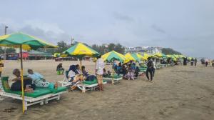 বৈরী আবহাওয়া কাটিয়ে স্বাভাবিক হচ্ছে পর্যটন নগরী কক্সবাজার