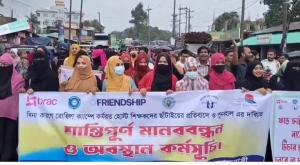 রোহিঙ্গা ক্যাম্পে চাকরিচ্যুত স্থানীয় শিক্ষকদের পুনর্বহালের দাবিতে মানববন্ধন ও বিক্ষোভ