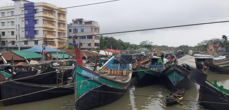 বৈরি আবহাওয়ায় সেন্টমার্টিনে নৌযান চলাচল বন্ধ