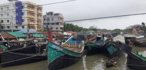 বৈরি আবহাওয়ায় সেন্টমার্টিনে নৌযান চলাচল বন্ধ