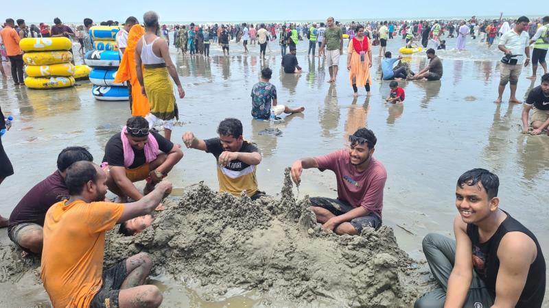 ঈদের ছুটিতে বিপুল পর্যটক সমাগম 