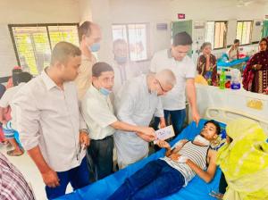 বিজিবির সাথে সংঘর্ষে আহতদের পাশে জেলা বিএনপির সভাপতি শাহজাহান চৌধুরী