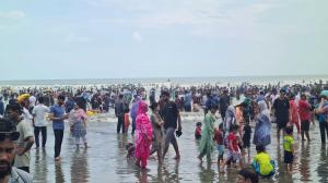 সাগরতীরে লাখো ভ্রমণপিপাসুর উচ্ছ্বাস