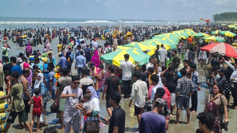 তিল ধারণের ঠাঁই নেই সৈকতে