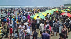 তিল ধারণের ঠাঁই নেই সৈকতে