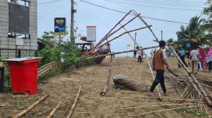 অপসারণ করা হলো লাবনী পয়েন্টের ঝুঁকিপূর্ণ বিলবোর্ড